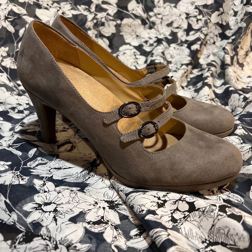 NEW LISTING— Naturalizer Prudence Pump Heels - EUC